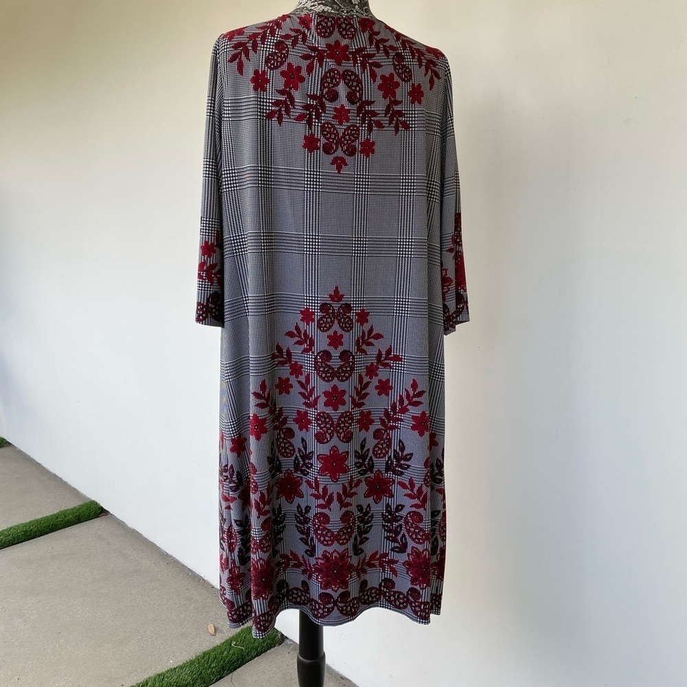 Elegant Black and White dress with Red Floral Pattern size 1X - Picture 2 of 3